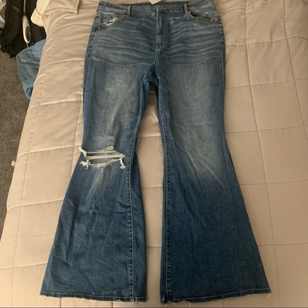 AMERICAN EAGLE CURVY FLARE JEANS